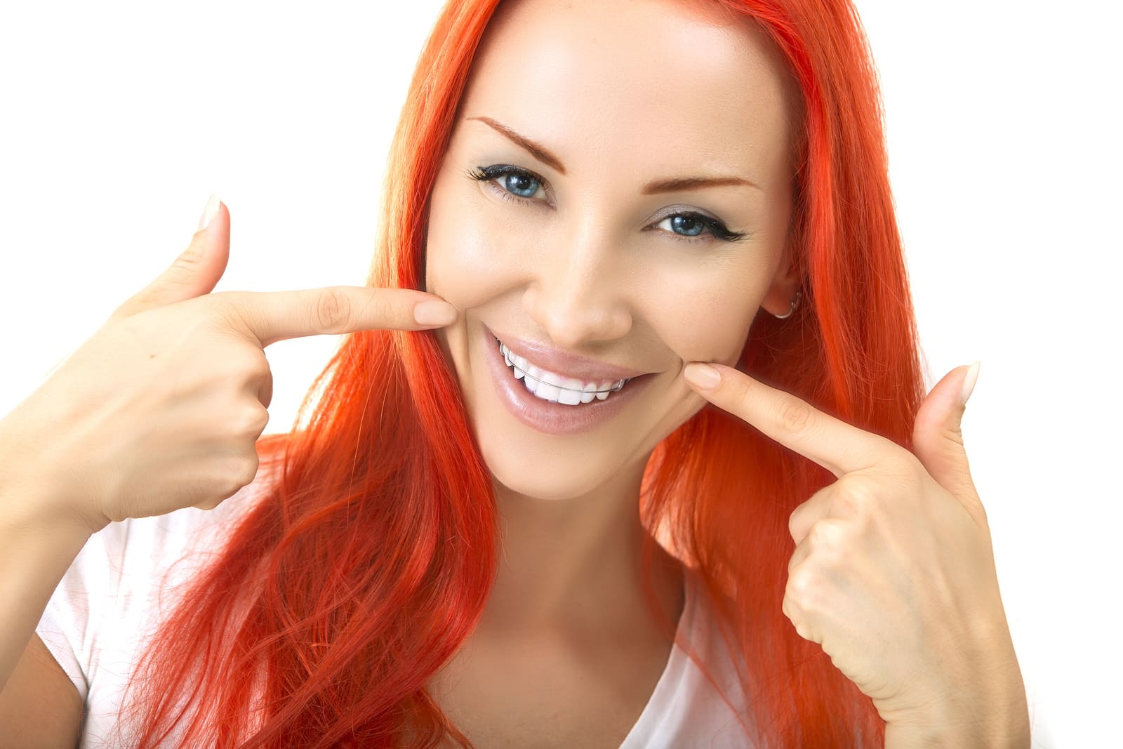 mujer pelirroja con retenciones de dientes sonriendo